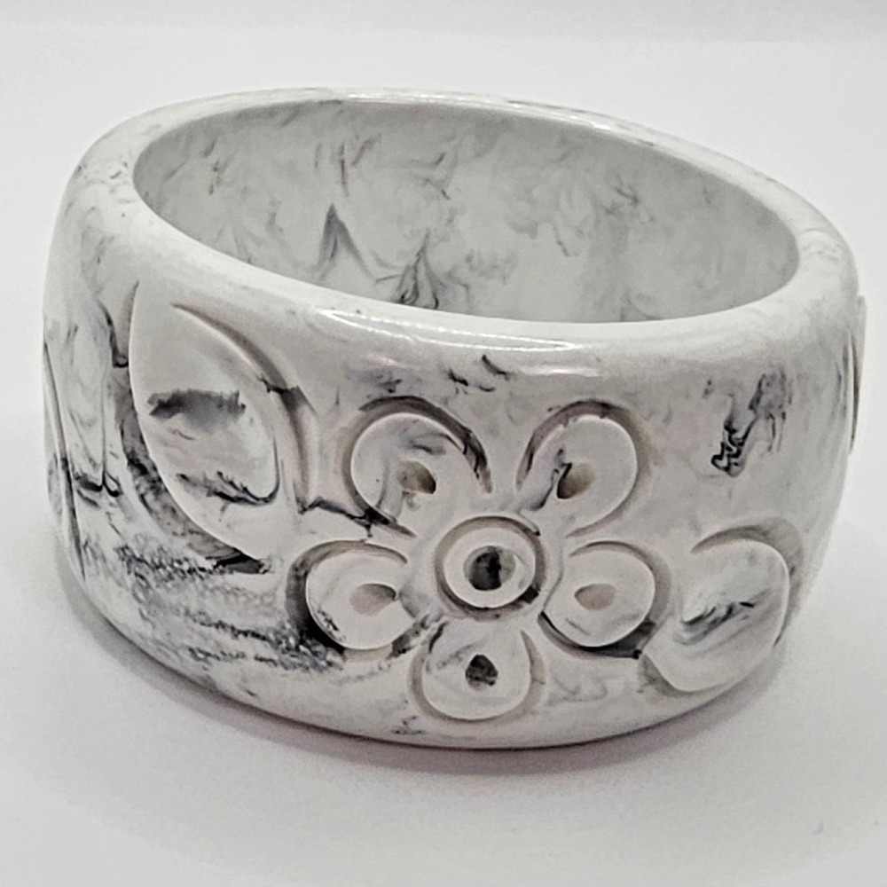 Vintage Chunky Fakelite‎ Bangle Bracelet Carved Floral Design Statement BOHO